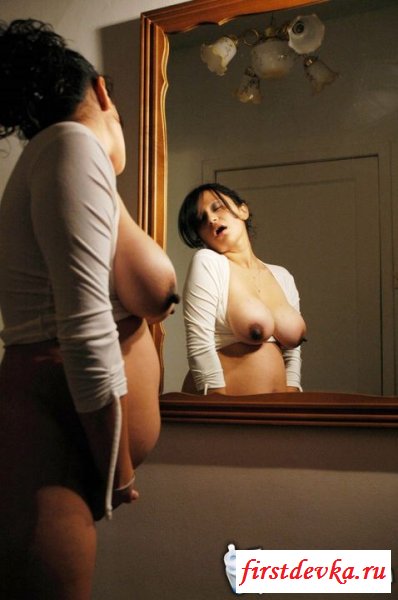 Телочка облизывает соски у зеркала (эротика)