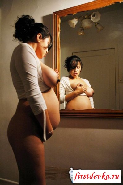 Телочка облизывает соски у зеркала (эротика)