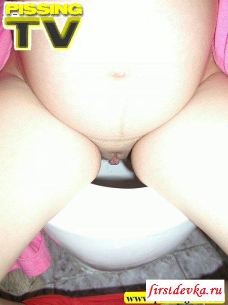 Обнаженная беременная шлюха писает в туалете