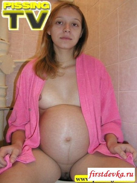 Обнаженная беременная шлюха писает в туалете
