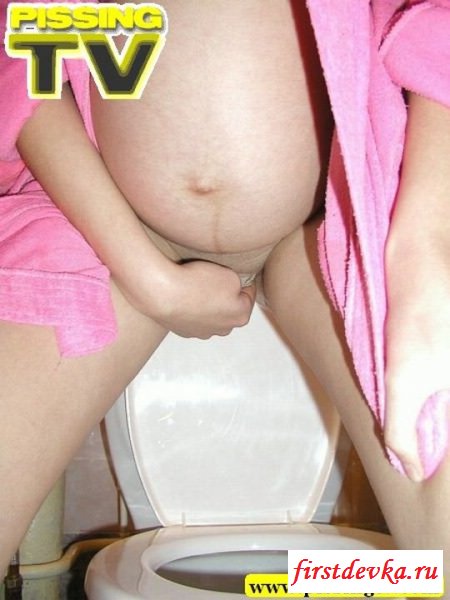 Обнаженная беременная шлюха писает в туалете