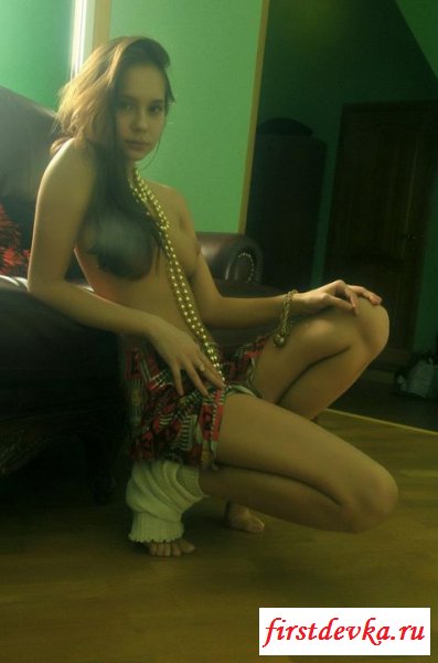 Целочка читает любовный роман и раздевается (эротика)