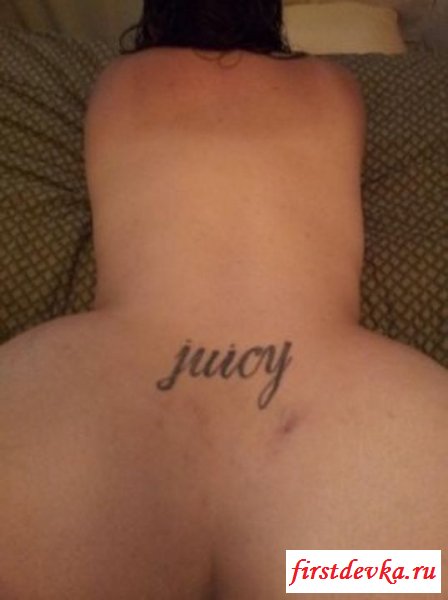 Раздетая жопастая сучка в одной интимной фотосессии