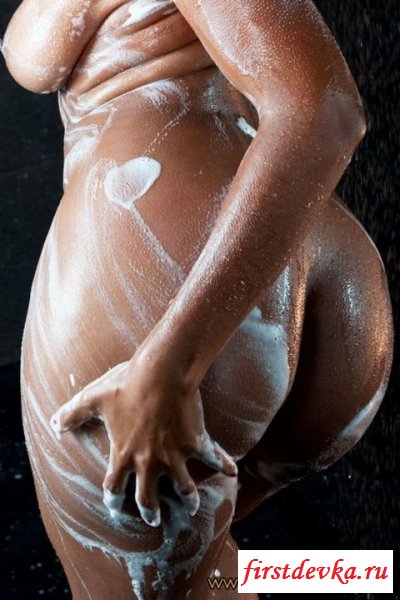 Раздетая страстная мексиканка купается в душе