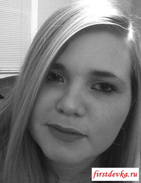 Голая пышка в домашней фотосессии