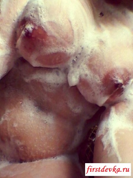 Голая пышка обмазывает тело пеной