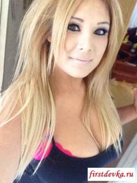 Раздетая пышногрудая стерва с красивыми сиськами