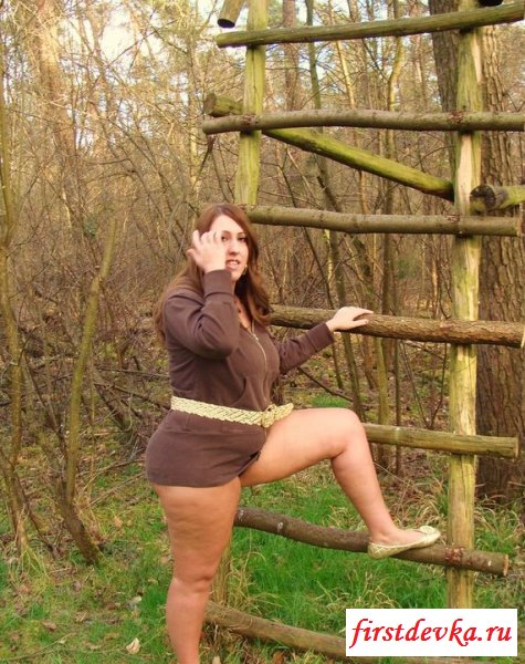 Голая толстушка красиво показывает задницу