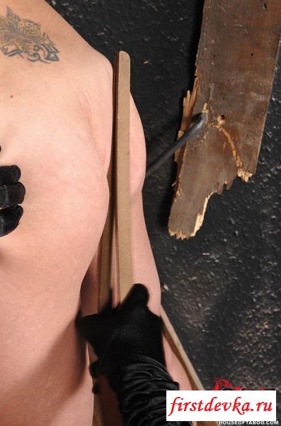 Развратница в латексном корсете с плеткой в руках (эротика)