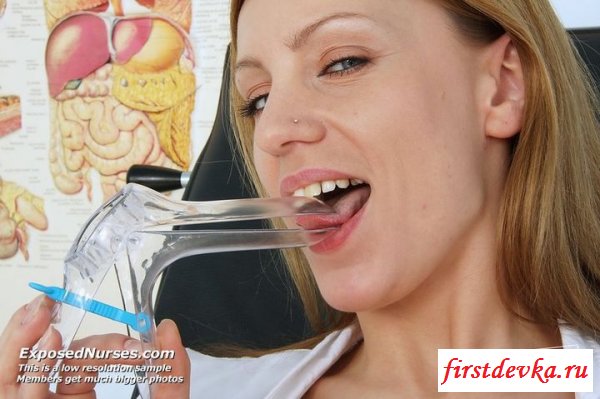 Обнаженная медсестра у себя на работе