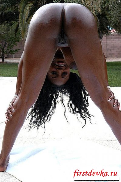 Привлекательная влажная негритянка в бикини (эротика)