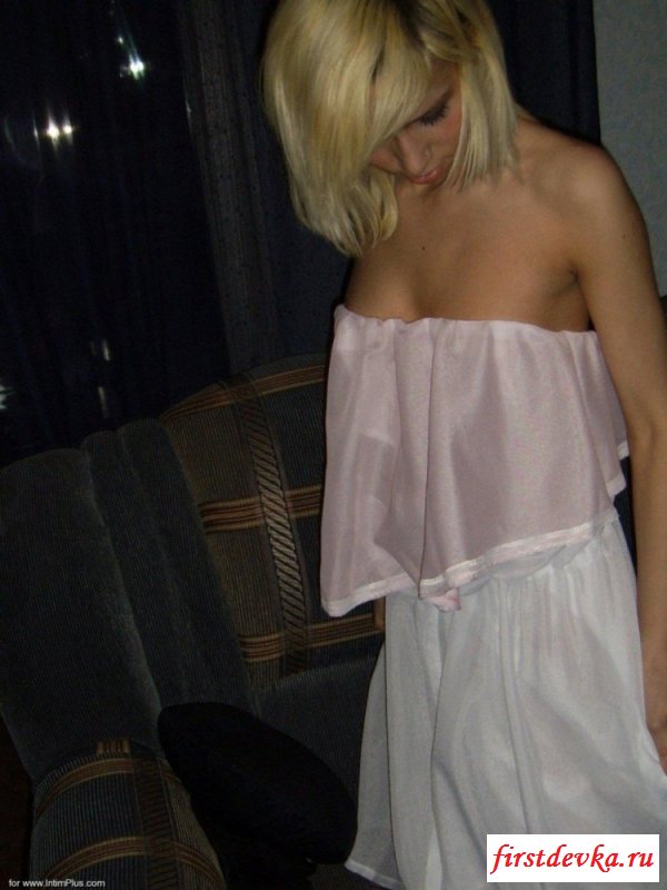 Домашняя фото сессия голой девицы