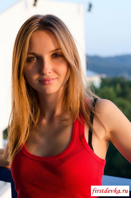 Симпатичная девица на балконе