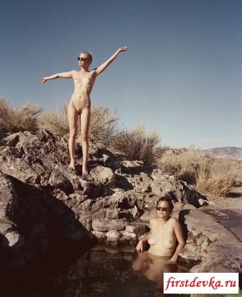 Голые девушки на пляже