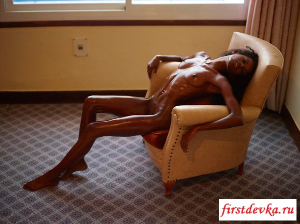 Стройная голая негритяночка