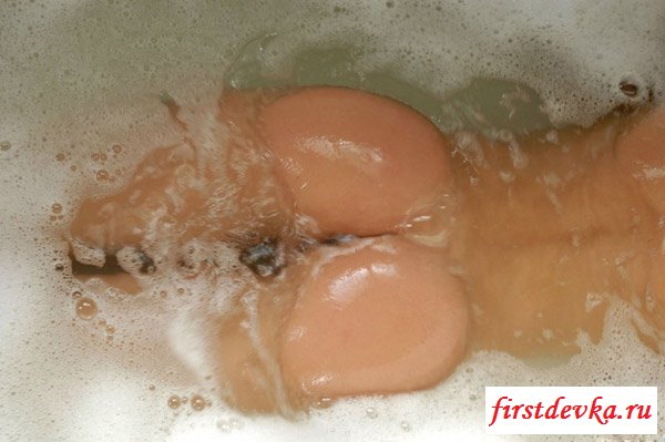 Блондинка соскучилась по приёму ванны