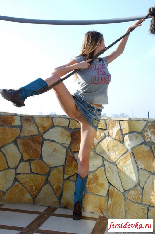 Привлекательная молодая девчёнка