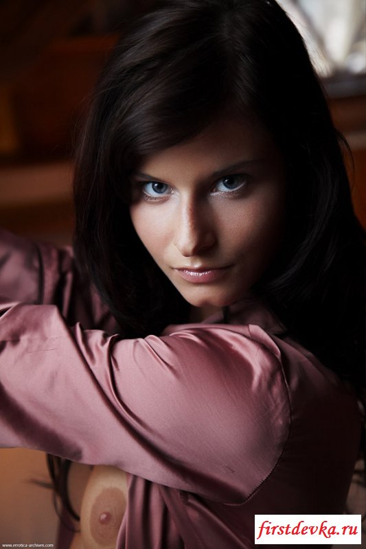 Жгучая брюнетка на кровати