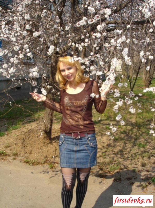 Зрелая дамочка в чёрных чулках