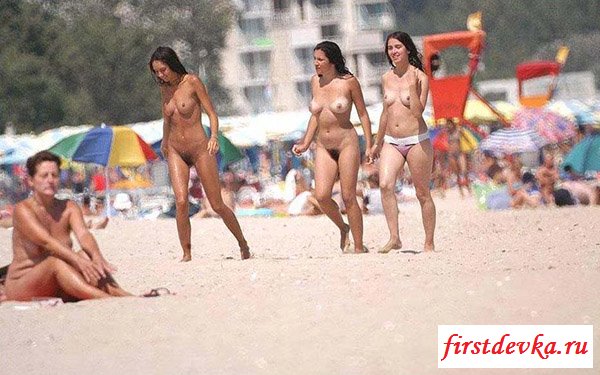 Пляжные фотографии сексуальных голых тёлок