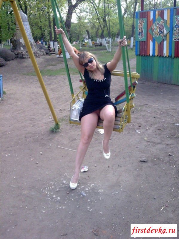 Тёлки без трусов под юбкой