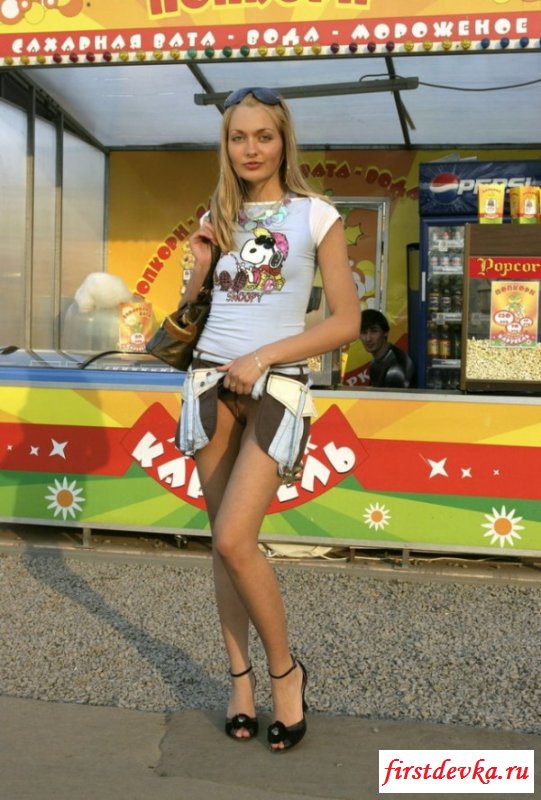 Тёлки без трусов под юбкой