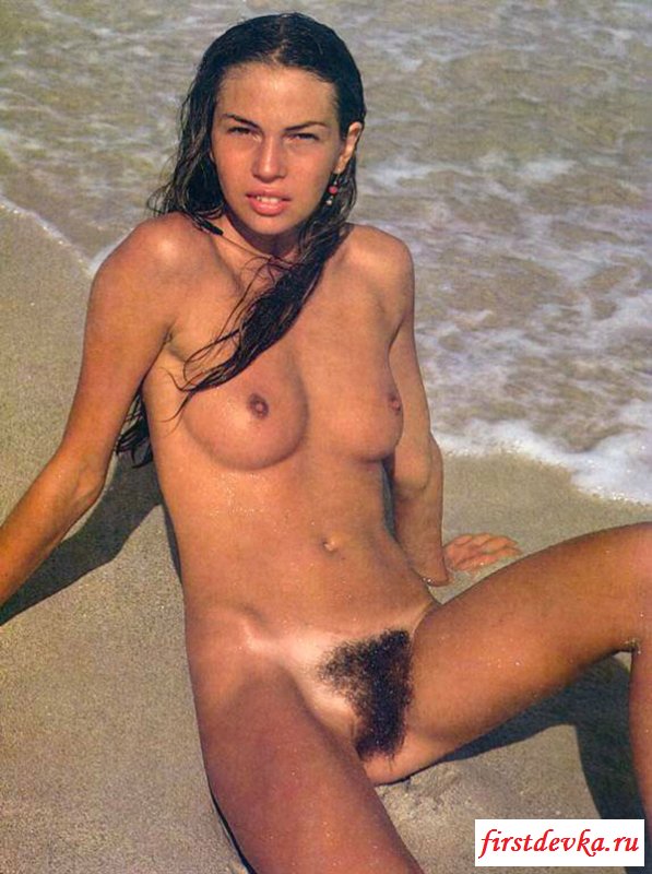 Пляжные фотографии сексуальных голых тёлок