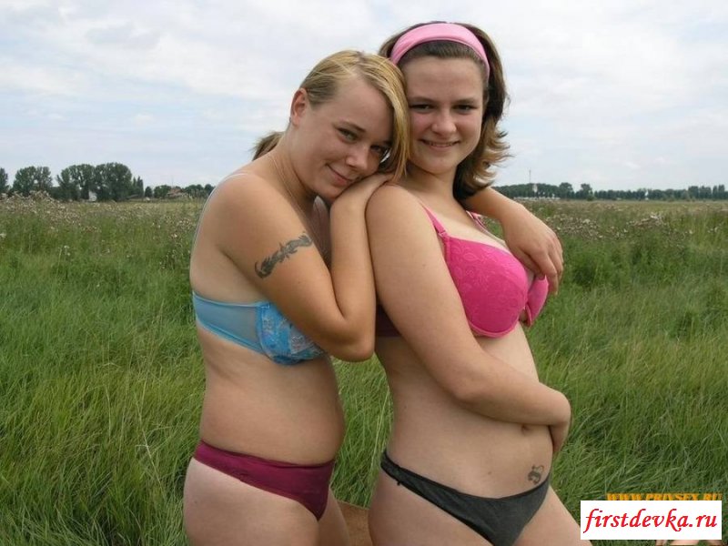 Две пухлые самки разделись на природе