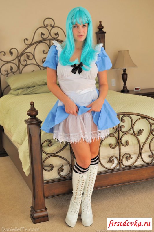 Молодая соска с голубыми волосами