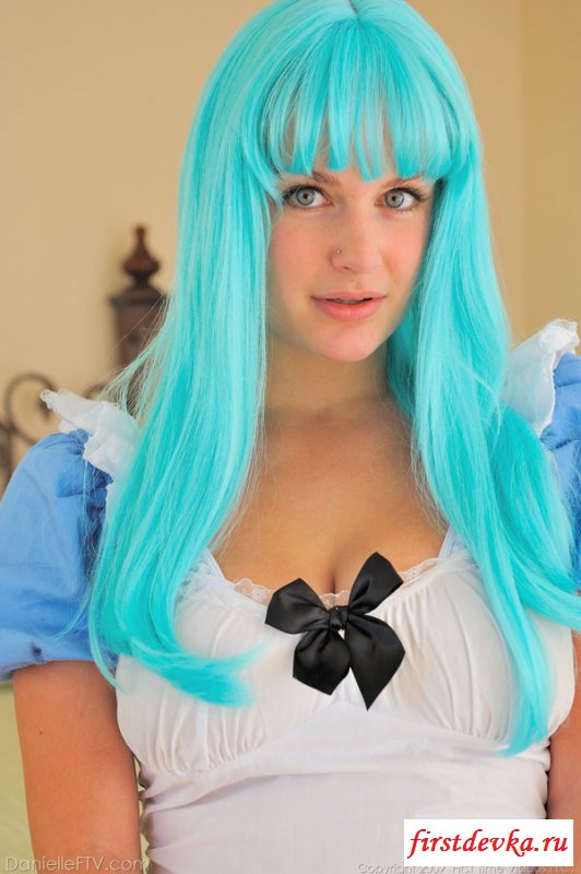 Молодая соска с голубыми волосами