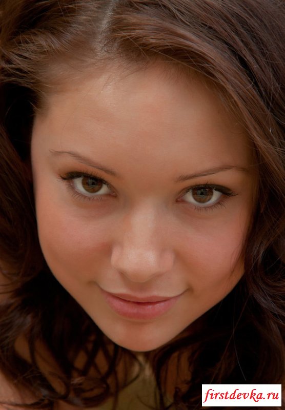 Обворожительная тёлочка лежит голая на кровати