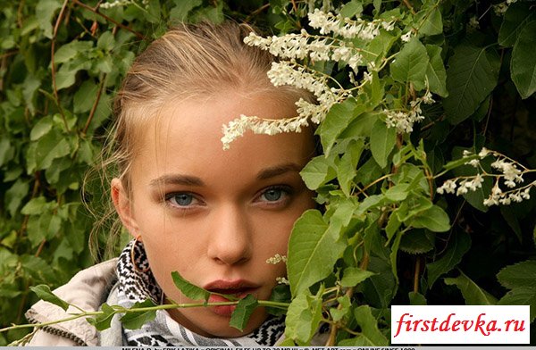 Волосатая писька совершеннолетней девственницы