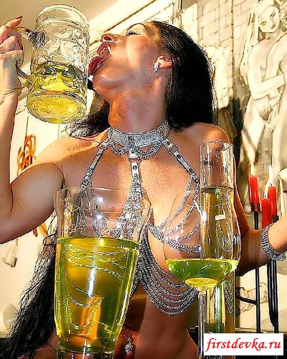 Пьяная пассия в вульгарном наряде Пьяная пассия в вульгарном наряде