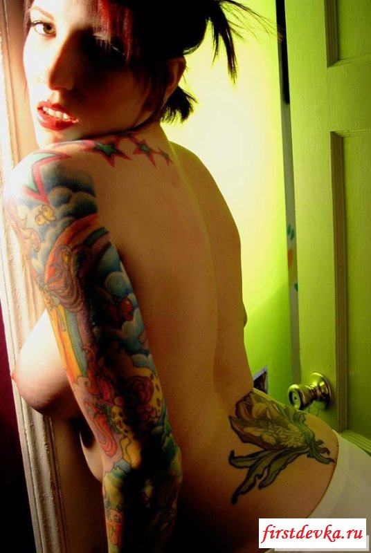 Обнажённые тела девок с татуировками