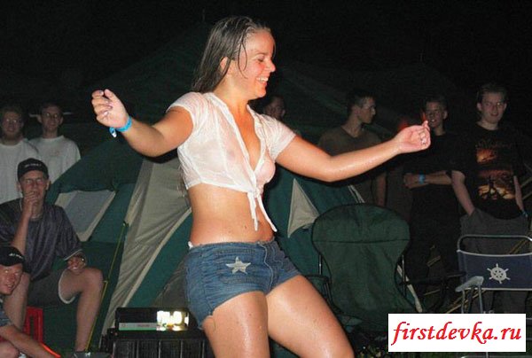 Мокрые майки эротичных девушек