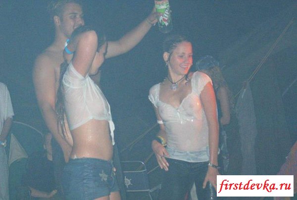 Мокрые майки эротичных девушек