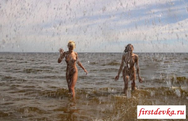 Пляжные фото с обнажёнными подругами