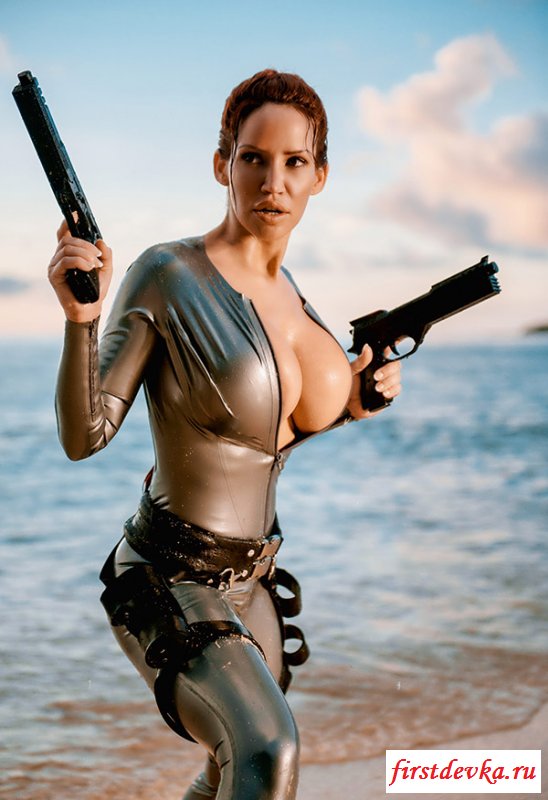 Знаменитая голая Лара Крофт