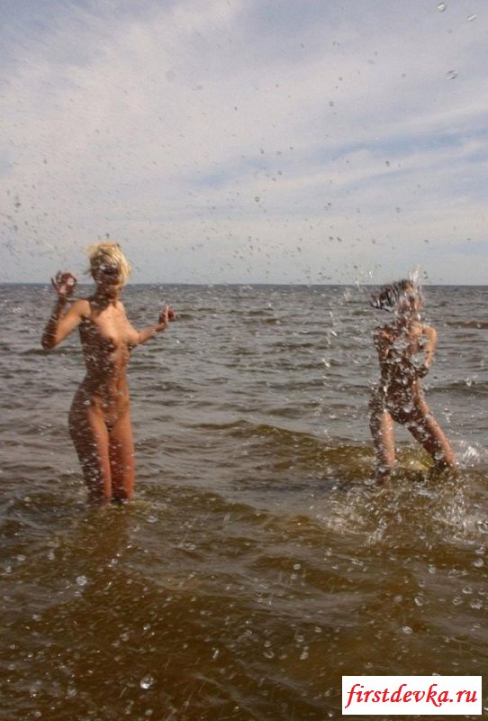 Пляжные фото с обнажёнными подругами