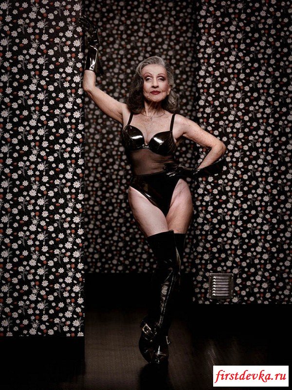 Пошлое позирование обнажённых бабушек