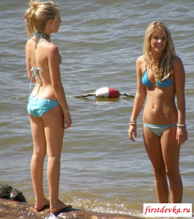 Голые крошки отдыхают около водоёма Голые крошки отдыхают около водоёма