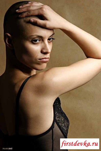 Лысая голова обнажённой Оксаны Ивановой