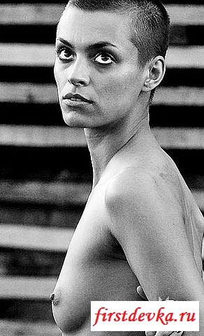 Лысая голова обнажённой Оксаны Ивановой