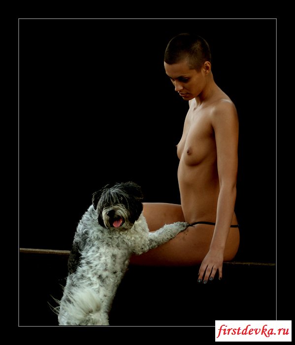 Лысая голова обнажённой Оксаны Ивановой