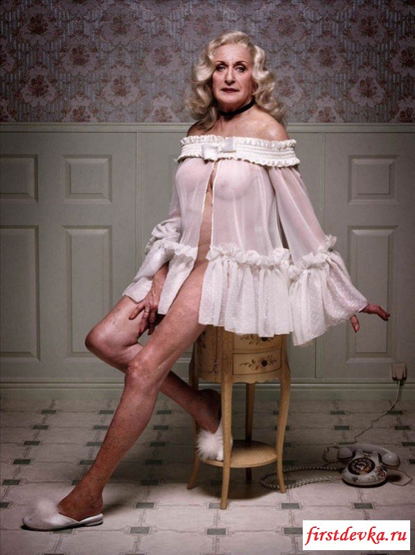 Пошлое позирование обнажённых бабушек