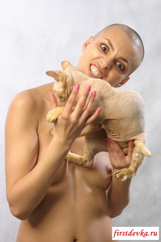 Лысая голова обнажённой Оксаны Ивановой