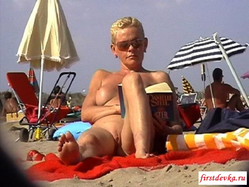Лето, классные голые сиськи и пляж