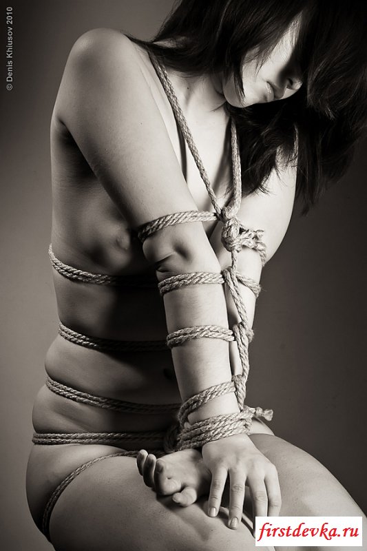 Связанные голые цыпочки доведены до безумия