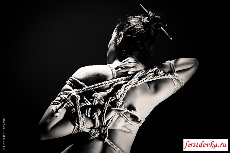 Связанные голые сучки 