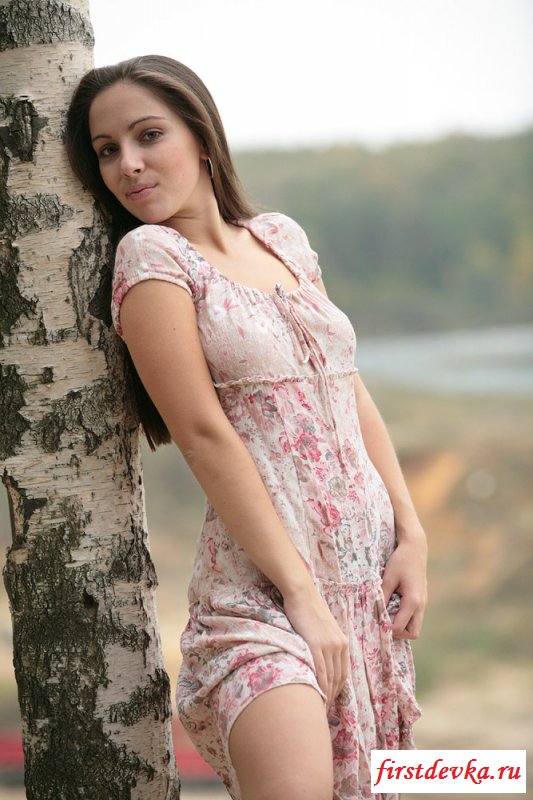 Эротика по-русски с сучкой у березы